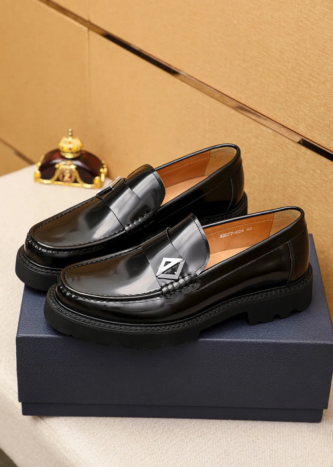 Men's shoes 💰480 💐 Product trademark: Dior "Dior" casual leather shoes Regular size: 39-44 (45🉑️customized) Product materials: Selected Italian imported first-layer beaded cowhide upper + classic hardware buckle, imported water-dyed 🐂 cowhide lining. Strong three-dimensional visual effect, original outsole Color: 3⃣️colors available